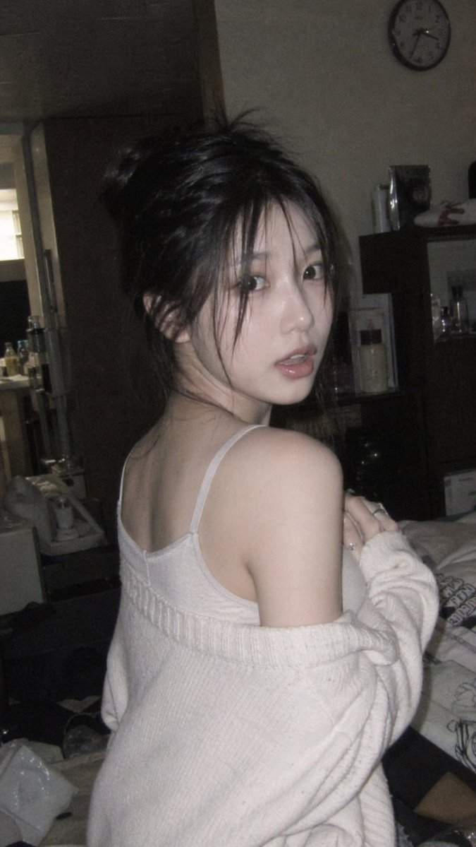 昏暗室内纯真少女的意外回眸 — GPT Image 2 Prompt