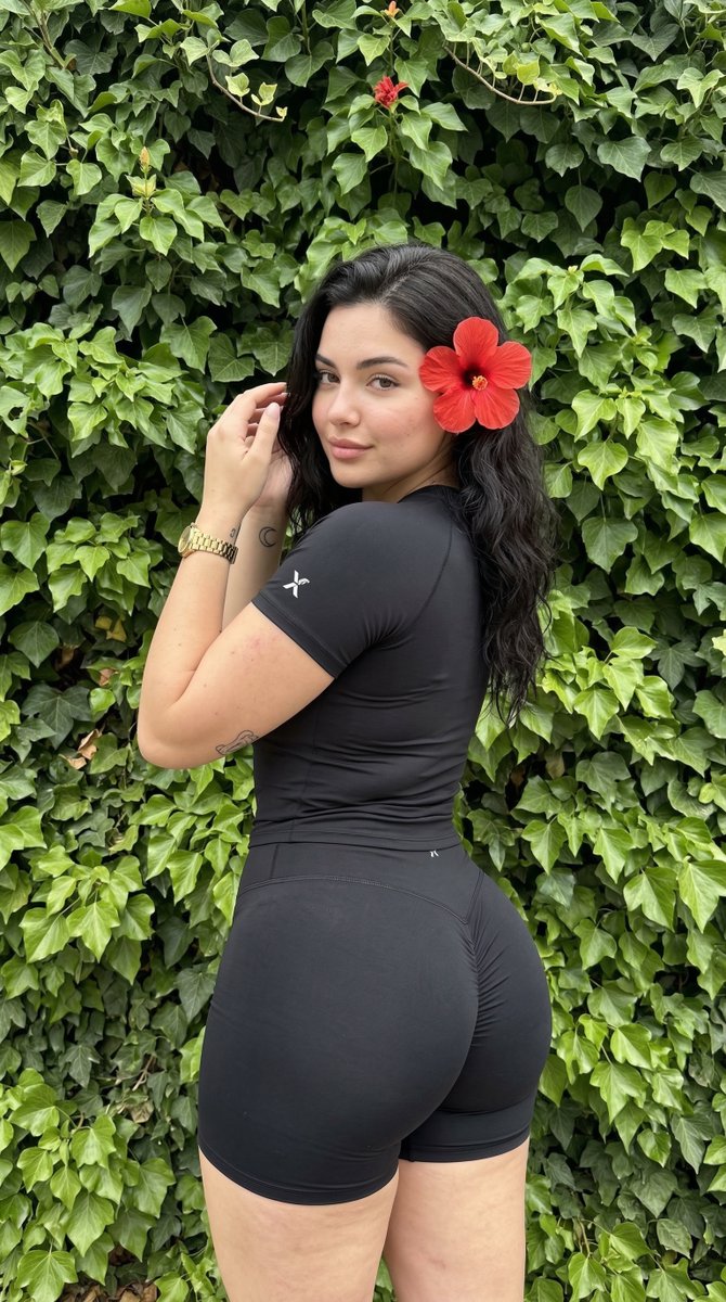 Raw Outdoor iPhone Snap of a Curvy Woman — Nano Banana Pro AI Generated Image