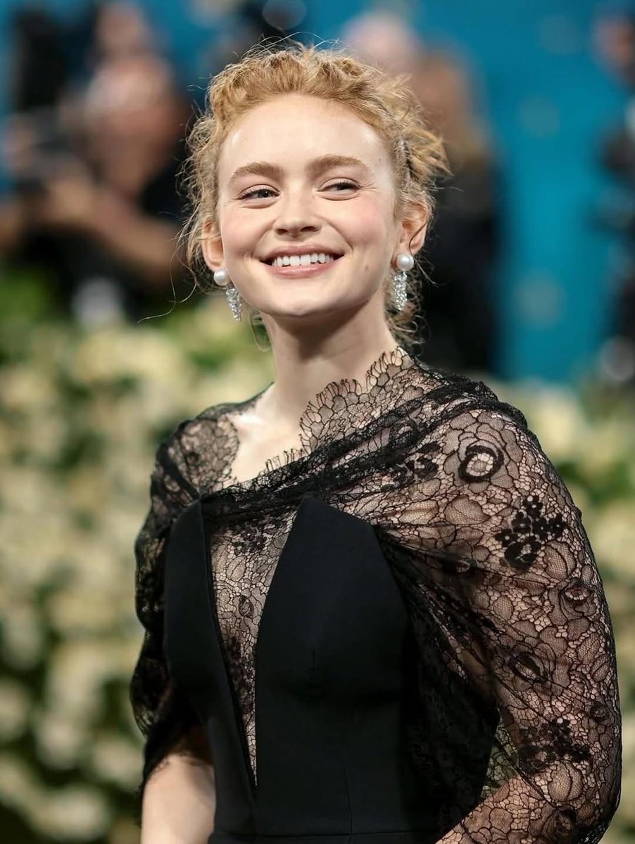 Elegant Red Carpet Portrait of a Blonde Woman — Nano Banana Pro AI Generated Image