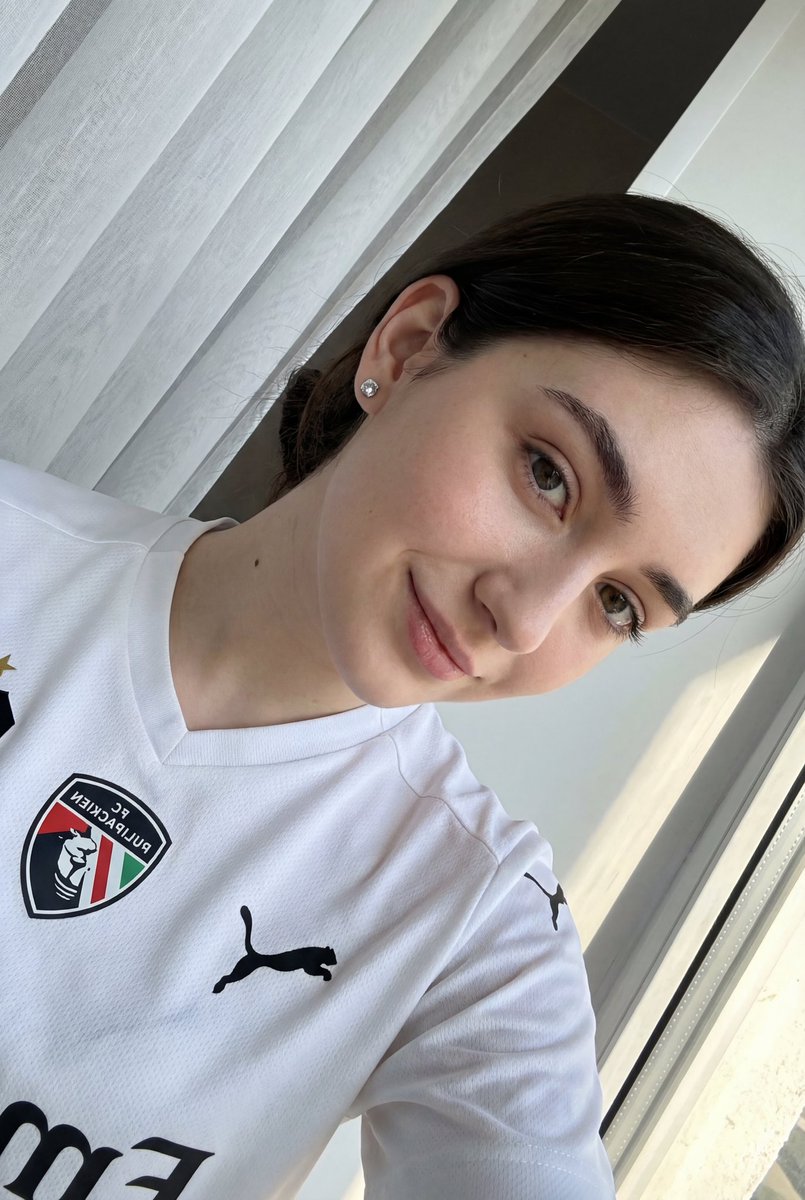 Detailed JSON prompt for a casual portrait of a young woman in a sports jersey — Nano Banana Pro AI Generated Image