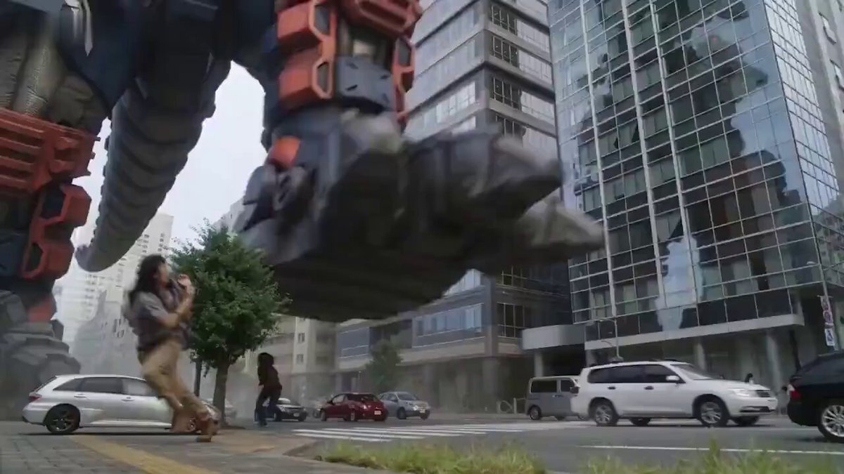 Gigantic Armored Mech Destroys Modern City