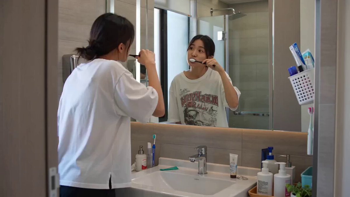 Seedance 2.0 Text-to-Video Prompt: Suspense Comedy Mirror Glitch